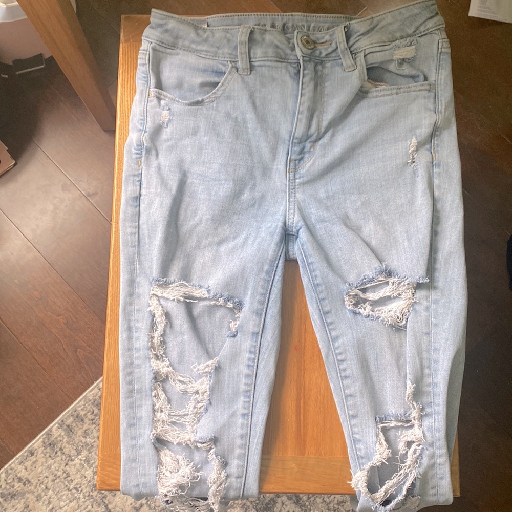 AMERICAN EAGLE Ripped HIGH RISE denim jeans// size 8💞